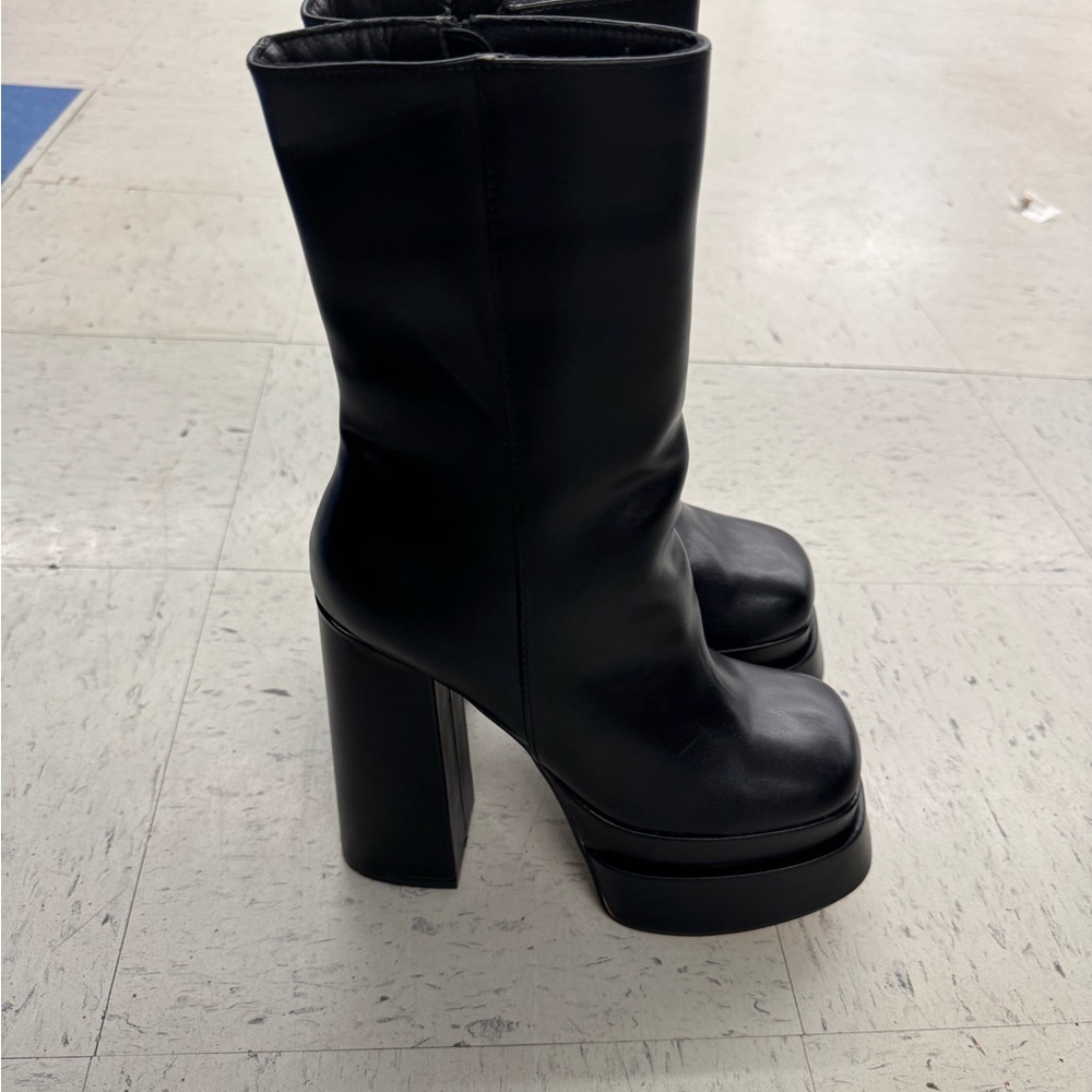 Sleek Black Heeled Boots with Chunky Heel